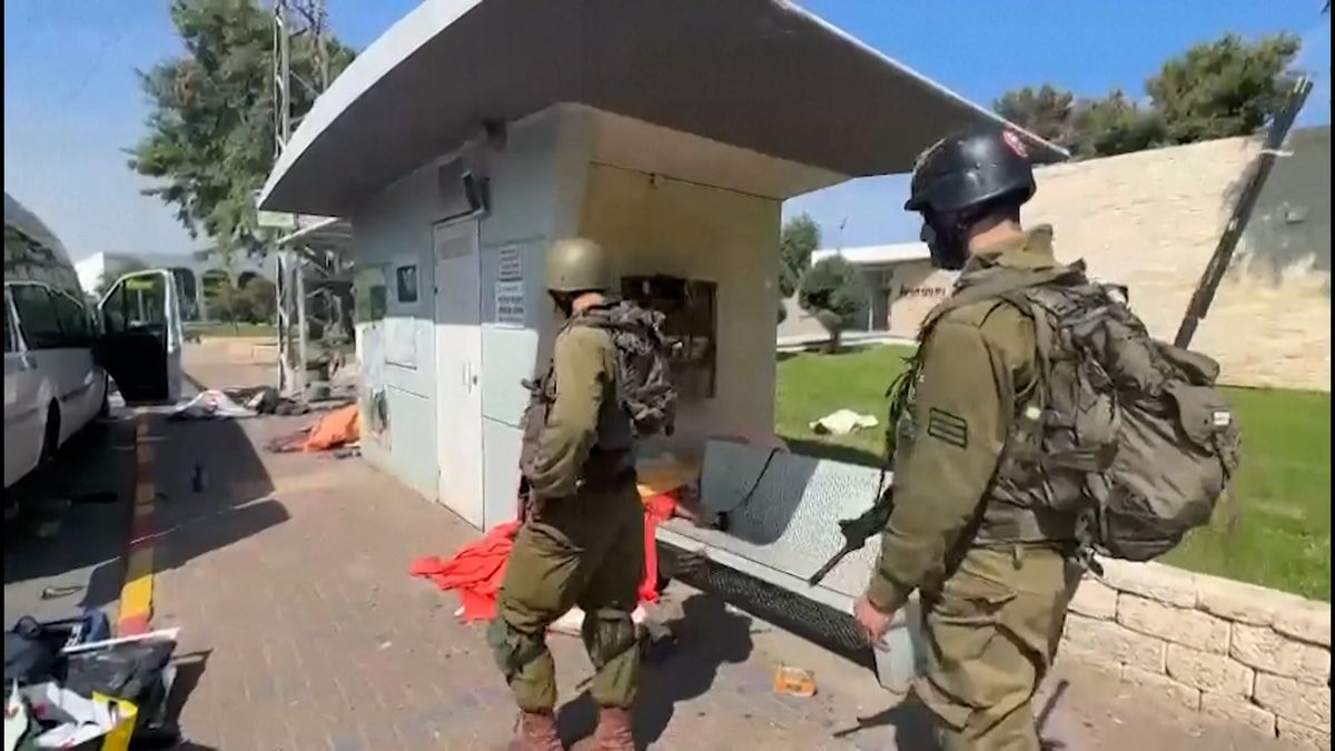 Ozbrojence si spletli s vojáky, Izraelci sami otevírali útočníkům dveře